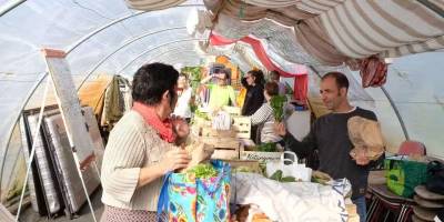 Les producteurs bio sont présents tous les vendredis soirs pour distribuer les produits frais. © Crédit photo : Thomas Dusseau